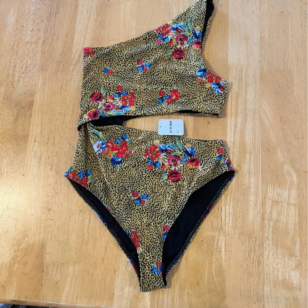 BEACH RIOT Women's One-Piece Swimsuit Size M In Assorted - Picture 1 of 7